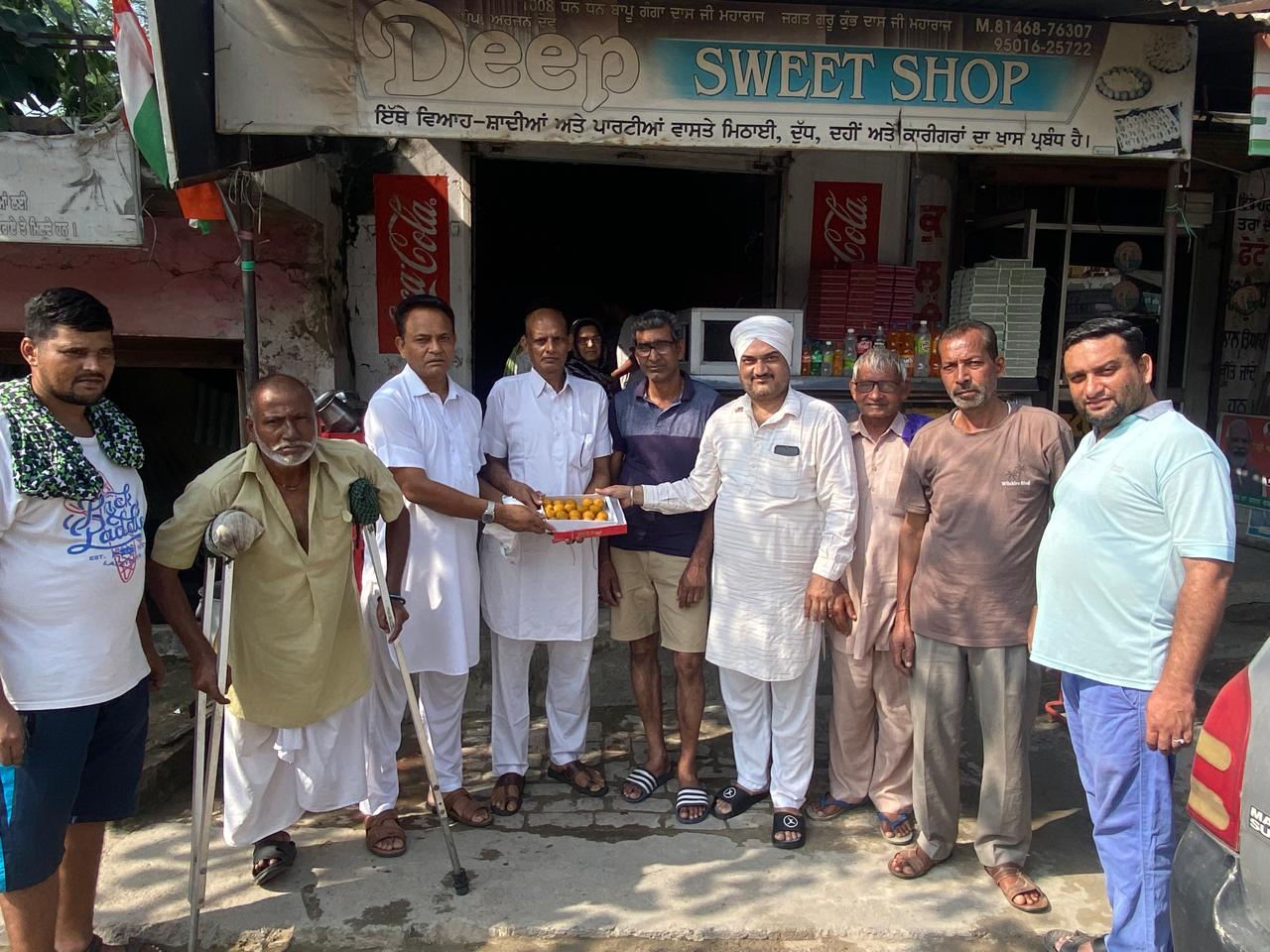 गढ़शंकर के समुंद्रा मंडल की ओर से अध्यक्ष कुलदीप राज के नेतृत्व में प्रधानमंत्री नरेंद्र मोदी के 74वें जन्मदिन के उपलक्ष्य में लड्डू बांटे गए.